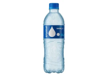 Lote de água Crystal é retirado do mercado após detecção de bactéria; veja orientações aos consumidores