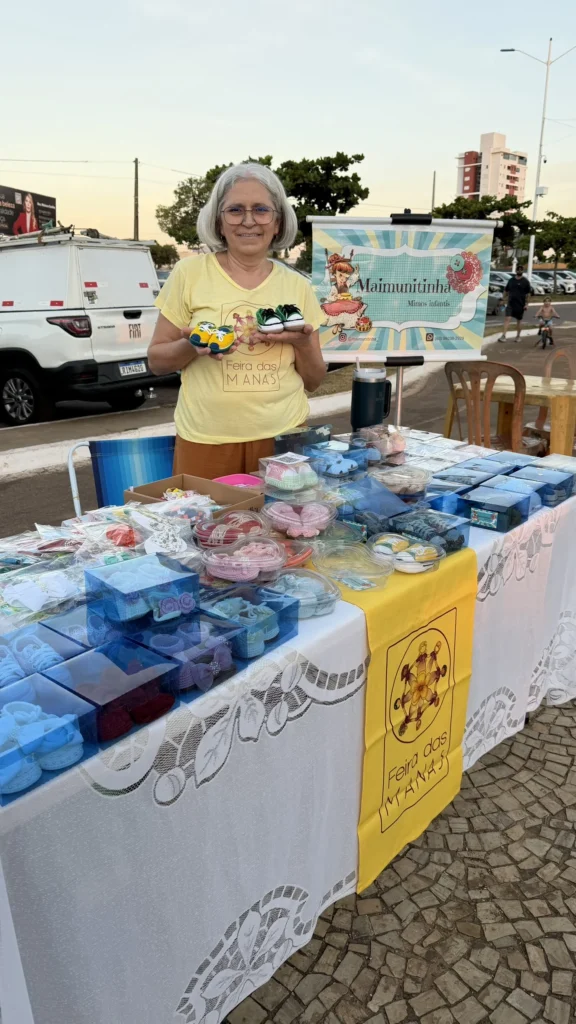 Aliete Penno comercializando os sapatinhos de crochê na Feira das Manas 