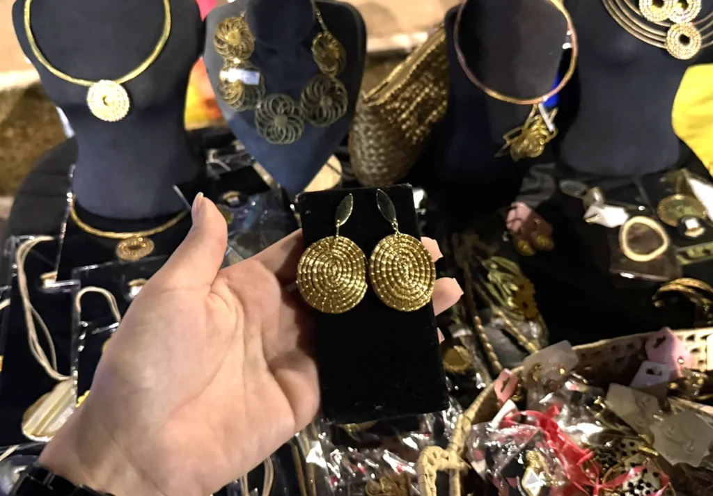 Brinco de capim-dourado produzido pela Elizane