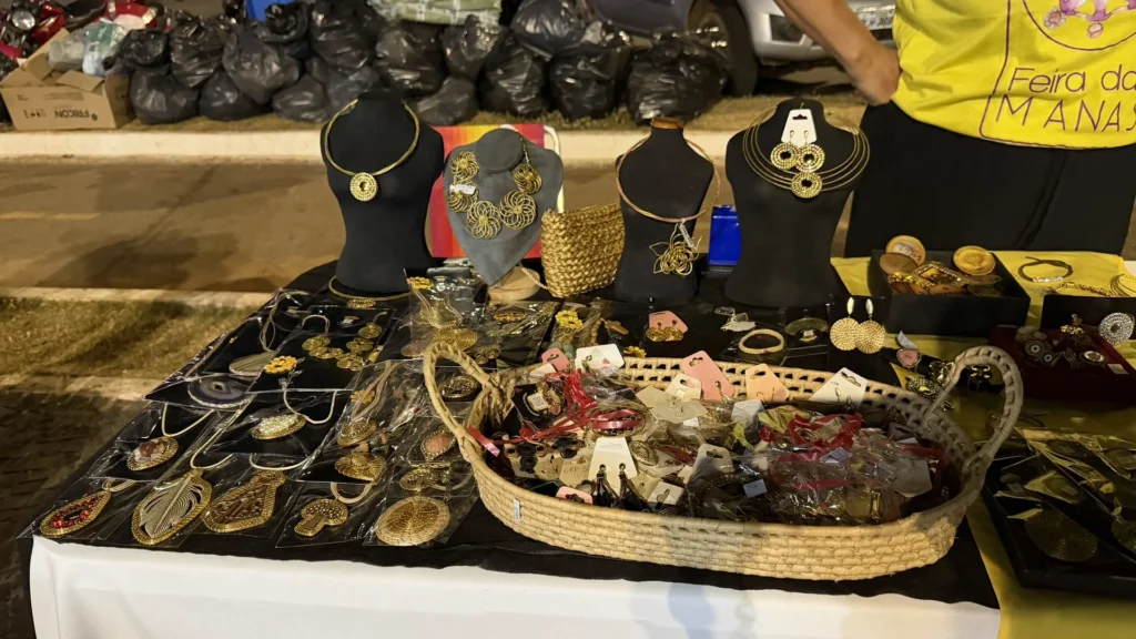 Peças de capim-dourado produzidas pela Elizane 