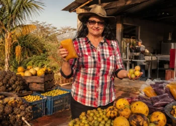 Produtora transforma frutos do Cerrado em agroindústria familiar e leva polpas produzidas no Tocantins para a merenda escolar