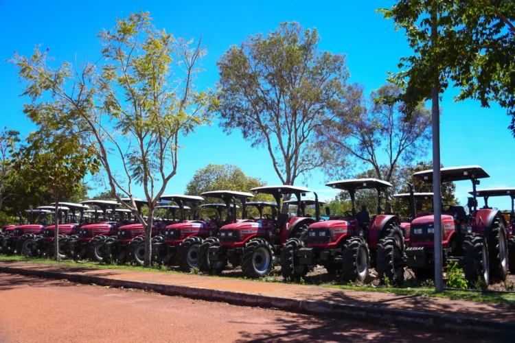 Novos tratores e pá-carregadeira ampliam apoio à agricultura familiar em Palmas