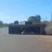 Carreta carregada com milho tomba após tentativa de ultrapassagem na BR-010, em Porto Nacional