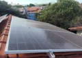Limpeza de placas solares ajuda a preservar geração de energia, mas exige cuidados de segurança