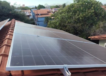 Limpeza de placas solares ajuda a preservar geração de energia, mas exige cuidados de segurança