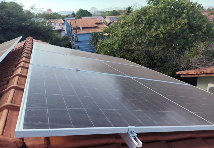 Limpeza de placas solares ajuda a preservar geração de energia, mas exige cuidados de segurança