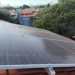 Limpeza de placas solares ajuda a preservar geração de energia, mas exige cuidados de segurança
