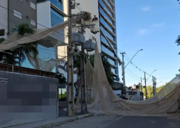 Ventos fortes podem lançar objetos contra a rede elétrica e causar danos