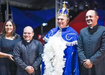 Paulo Carneiro recebe a lança e é oficialmente apresentado como Imperador das Cavalhadas de Taguatinga 2026