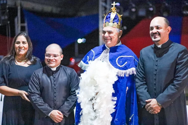 Paulo Carneiro recebe a lança e é oficialmente apresentado como Imperador das Cavalhadas de Taguatinga 2026