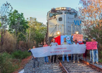 Manifestantes bloqueiam Ferrovia Norte-Sul em Palmeirante e cobram conclusão de assentamento