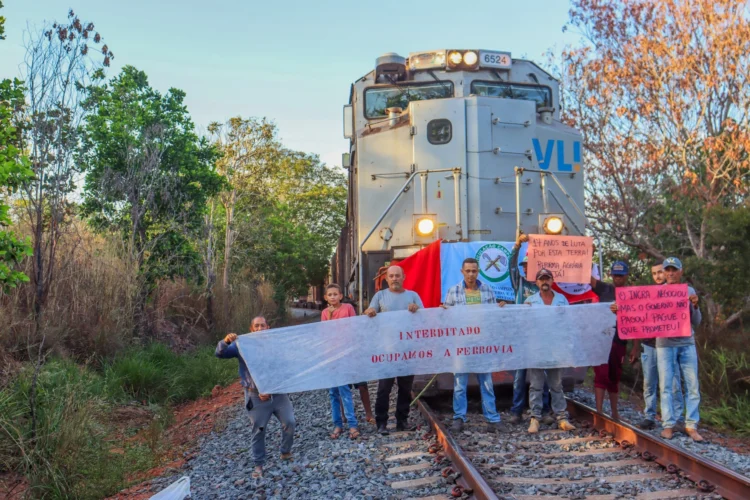 Manifestantes bloqueiam Ferrovia Norte-Sul em Palmeirante e cobram conclusão de assentamento