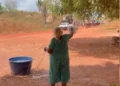 Moradora oferece água a cavalos durante cavalgada sob forte calor no Tocantins
