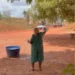 Moradora oferece água a cavalos durante cavalgada sob forte calor no Tocantins