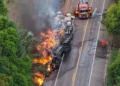 Carga de algodão pega fogo após carreta tombar e BR-153 fica bloqueada por quase três horas