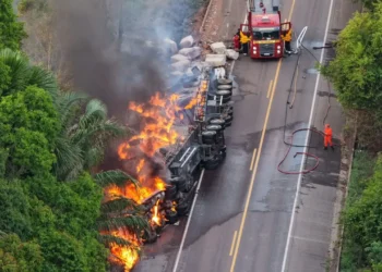Carga de algodão pega fogo após carreta tombar e BR-153 fica bloqueada por quase três horas