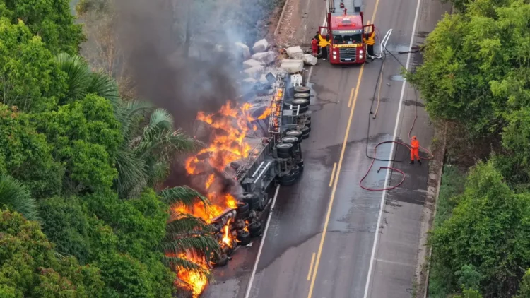 Carga de algodão pega fogo após carreta tombar e BR-153 fica bloqueada por quase três horas
